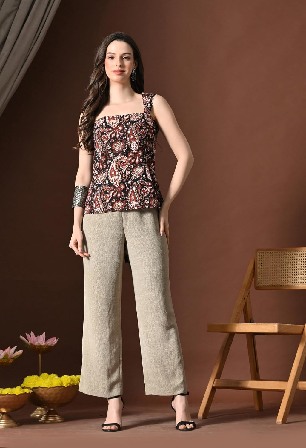 Amazon Brand - Tavasya Women Floral Printed Short Kurti | Stylish Square Neck & Back Back Design with String Ties | Sleeveless Modern Top