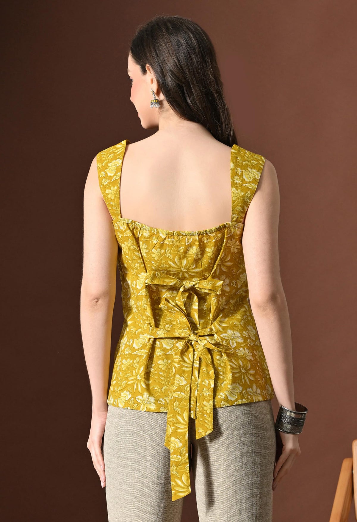 Amazon Brand - Tavasya Women Floral Printed Short Kurti | Stylish Square Neck & Back Back Design with String Ties | Sleeveless Modern Top