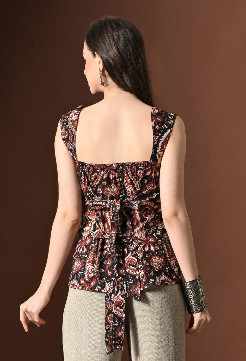 Amazon Brand - Tavasya Women Floral Printed Short Kurti | Stylish Square Neck & Back Back Design with String Ties | Sleeveless Modern Top